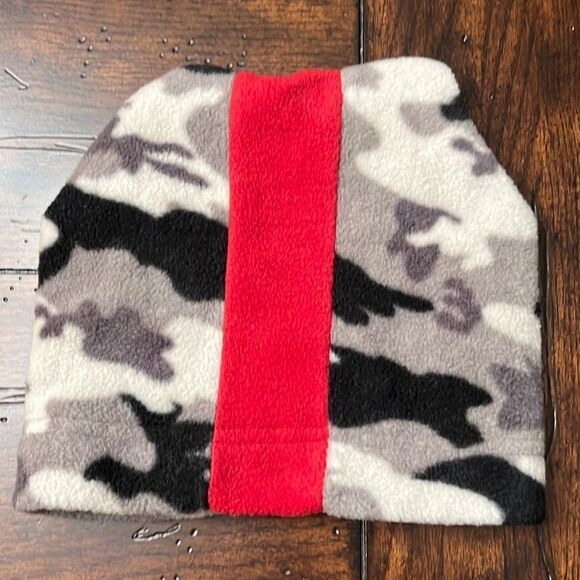THE CHILDREN’S PLACE Camo Fleece Beanie hat cap Sz 10-14 Red Stripe soft warm - Picture 4 of 11